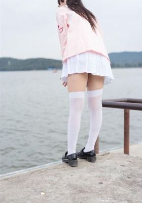 戴着面具跳舞